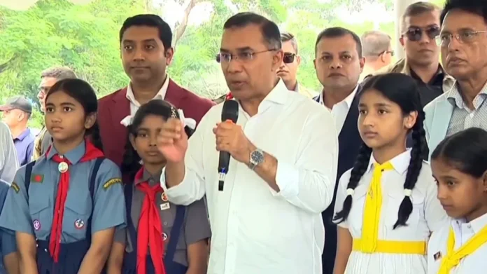 শিক্ষার্থীদের সঙ্গে প্রধানমন্ত্রী তারেক রহমান। ছবি: সংগৃহীত
