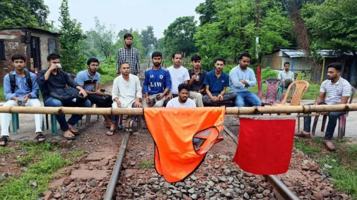 মঙ্গলবার (২১ জুলাই) ক্যাম্পাসের চারুকলা সংলগ্ন এলাকায় রেললাইন অবরোধ করেছেন শিক্ষার্থীরা। (ছবি সংগৃহীত)