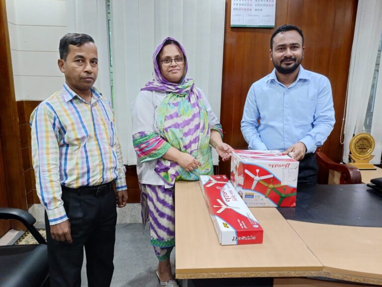 ভাঙ্গুড়া উপজেলা স্বাস্থ্য কমপ্লেক্সে রোগীদের জন্য পৌরসভা থেকে ৫টি সিলিং ফ্যান প্রদান