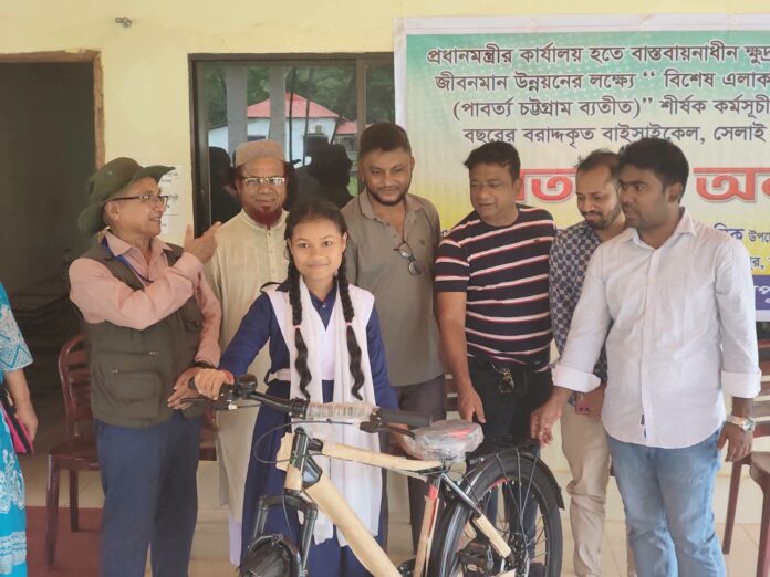 উন্নয়নের ছোঁয়ায় বদলাবে জীবন ,তাহিরপুরে ক্ষুদ্র নৃ-গোষ্ঠীর হাতে সরকারি সহায়তা