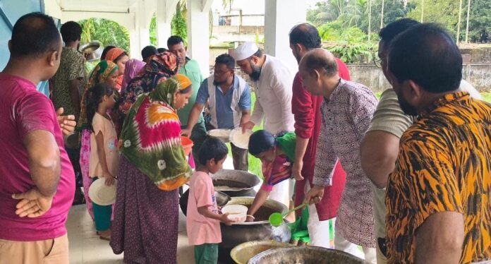 মৌলভীবাজারে পানিবন্দী মানুষের পাশে খাবার নিয়ে বিএমপির নেতা মনোয়ার আহমেদ রহমান