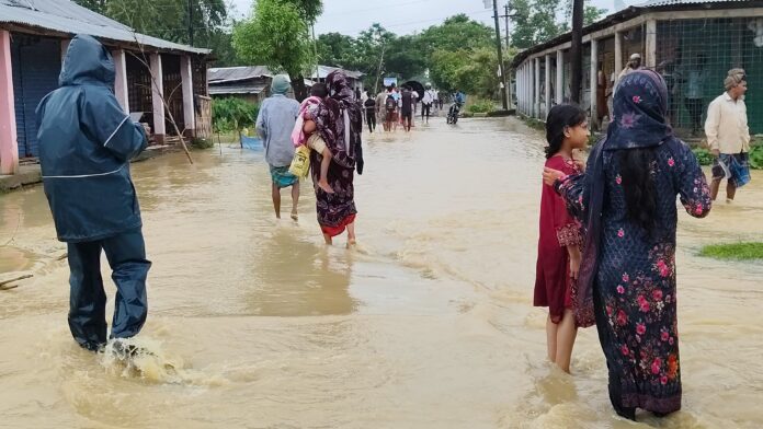 স্বস্তি ফিরছে মৌলভীবাজারে, তবে পানি নামার পর পানিবাহিত রোগ নিয়ে উদ্বেগ