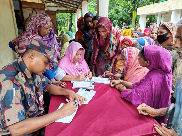 লাউড়গড়ে বন্যাদুর্গতদের পাশে ২৮ বিজিবি, বিনামূল্যে চিকিৎসা ও ওষুধ বিতরণ