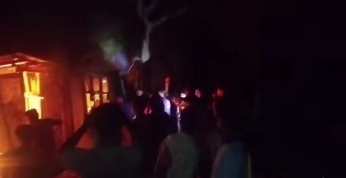তুচ্ছ ঘটনায় মাদক কারবারির বসতঘরে পুড়িয়ে ছাই করল একদল যুবক