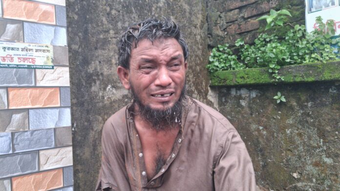 শিশুকে শ্লীলতাহানির অভিযোগে অটোরিকশা চালকের পুরুষাঙ্গে মরিচের গুড়া দিল জনতা