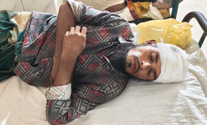 কলাপাড়া জমি সংক্রান্ত বিরোধের জেরে জেলেকে কুপিয়ে জখম