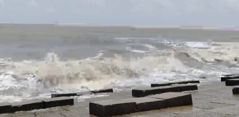 লঘুচাপের প্রভাবে উত্তাল বঙ্গোপসাগর, উপকূলে থেমে থেমে বৃষ্টিপাত, পায়রা বন্দরে ০৩ নম্বর সতর্ক সংকেত