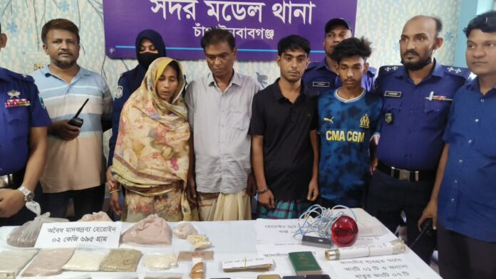 চাঁপাইনবাবগঞ্জে পুলিশের বিশেষ অভিযানে ২ কেজি ৬৯৫ গ্রাম হেরোইন সহ একই পরিবারের ৪ জন গ্রেপ্তার