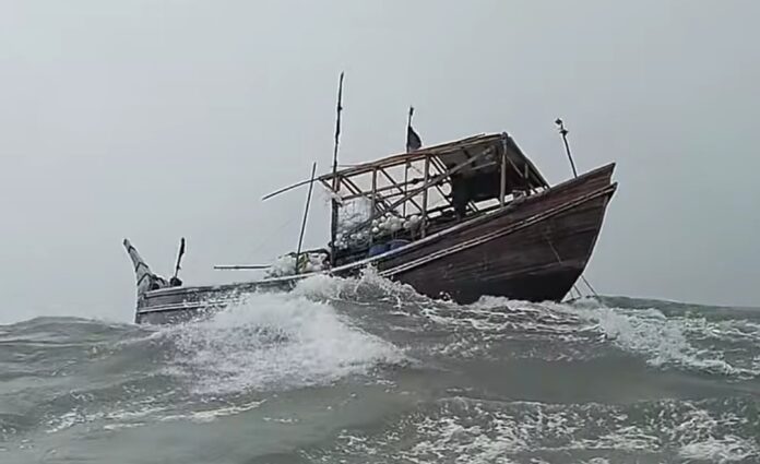 বঙ্গোপসাগরে ১১ জেলেসহ একটি ট্রলার ডুবে গেছে- নিখোঁজ -৬