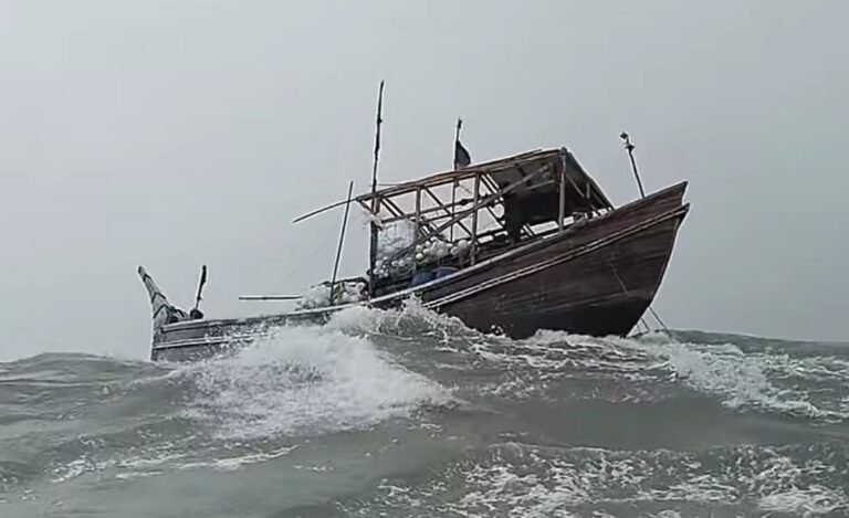 বঙ্গোপসাগরে ১১ জেলেসহ একটি ট্রলার ডুবে গেছে- নিখোঁজ -৬