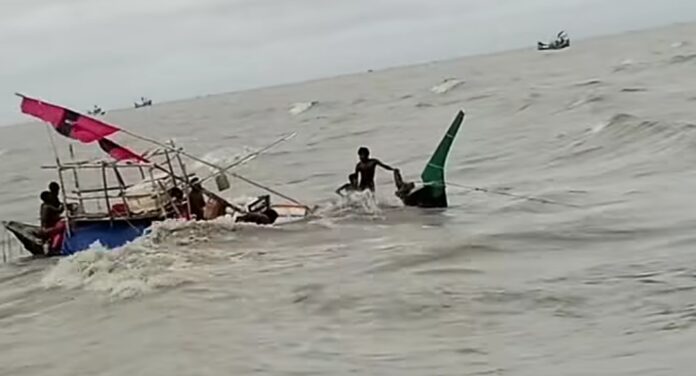 সাগরের সাথে ১২ ঘন্টা মরণপণ যুদ্ধ: অলৌকিকভাবে বেচেঁ ফিরলেন ১২ জেলে, নিখোঁজ-২