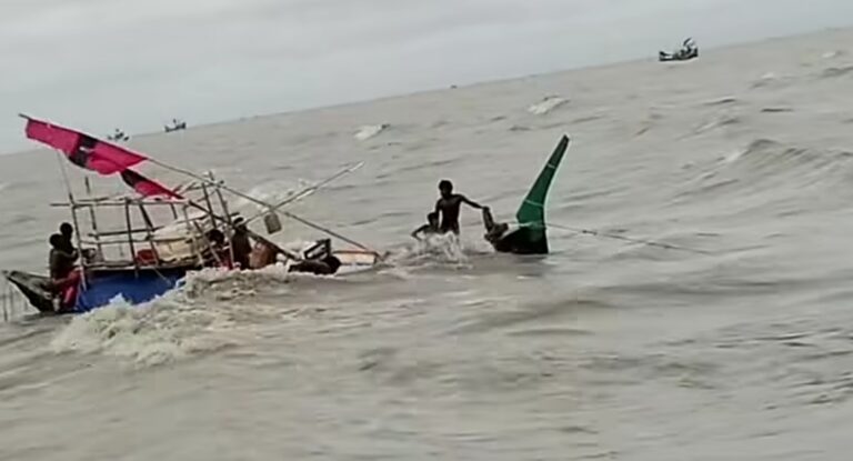 সাগরের সাথে ১২ ঘন্টা মরণপণ যুদ্ধ: অলৌকিকভাবে বেচেঁ ফিরলেন ১২ জেলে, নিখোঁজ-২