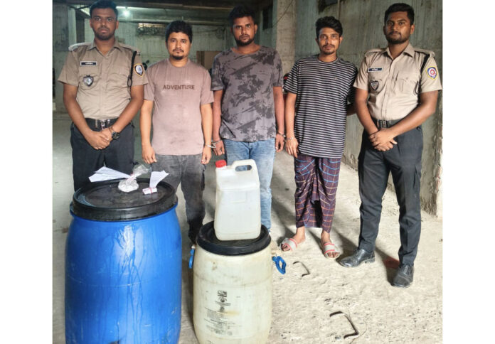 চাঁপাইনবাবগঞ্জের গোমস্তাপুরে ইয়াবা ও বিপুল পরিমাণ চোলাইমদসহ আটক ৩