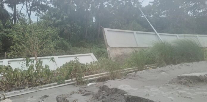 পায়রা সমুদ্র বন্দরের আবাসিক এলাকার দুটি সীমানা দেয়াল ফের ধসে পড়েছে