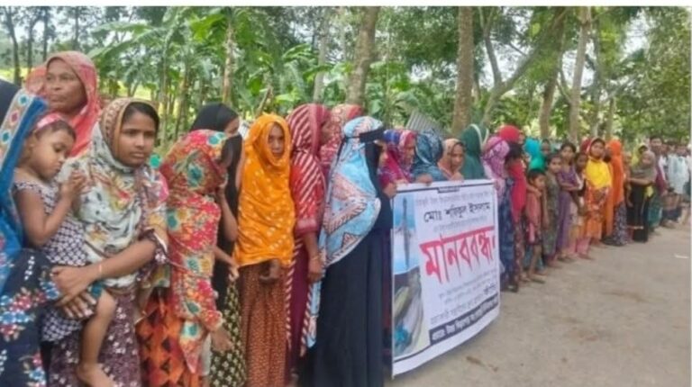 কটিয়াদীতে প্রবাসী হত্যার শাস্তির দাবিতে মানববন্ধন