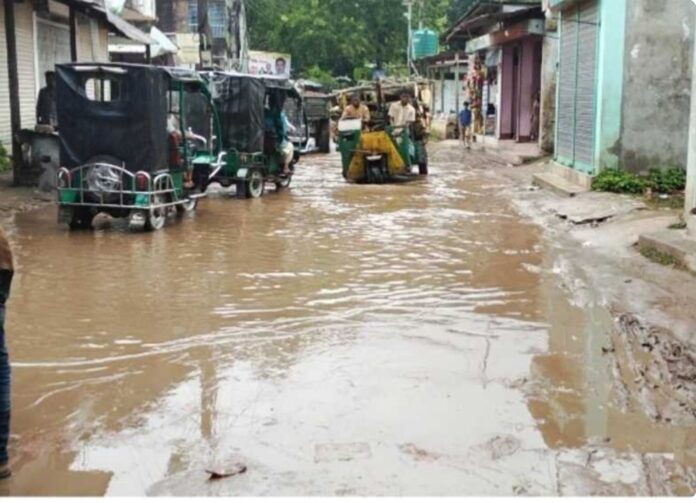 কটিয়াদীতে প্রবল বৃষ্টিপাতে জালালপুর -লোহা জুড়ী সড়ক যেন এক মরণ ফাঁদ