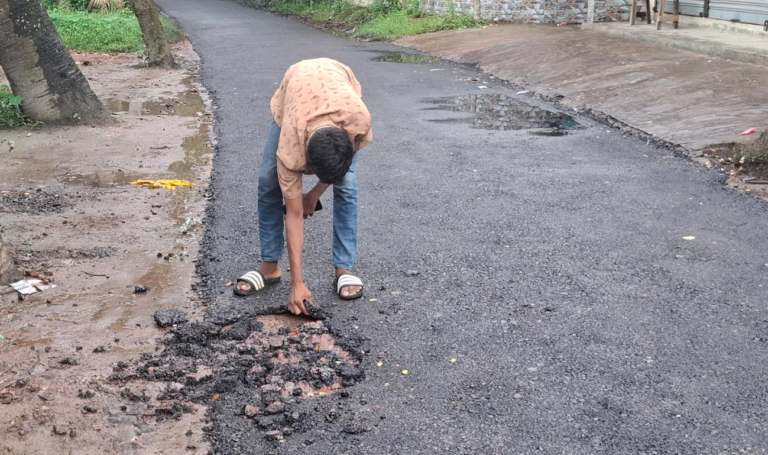 হাতের টানেই উঠে যাচ্ছে রাস্তার কার্পেটিং
