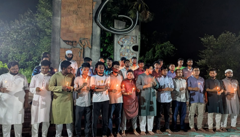 কুবিতে জুলাই গণঅভ্যুত্থানের স্মরণে মোমবাতি প্রজ্বলন ও দ্রোহের গান পরিবেশন