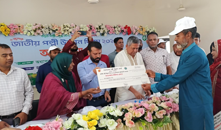 শ্রীপুরেে পল্লী উন্নয়ণ দিবসে আলোচনা সভা ও র‍্যালী অনুষ্ঠিত