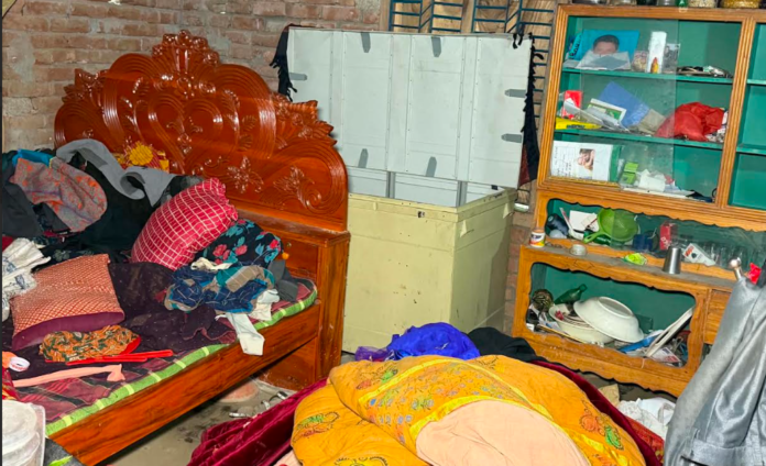 কেশবপুরে চেতনানাশক স্প্র্রে ছিটিয়ে দুঃসাহসিক চুরি, নগদ টাকা ও স্বর্ণালংকার লুট