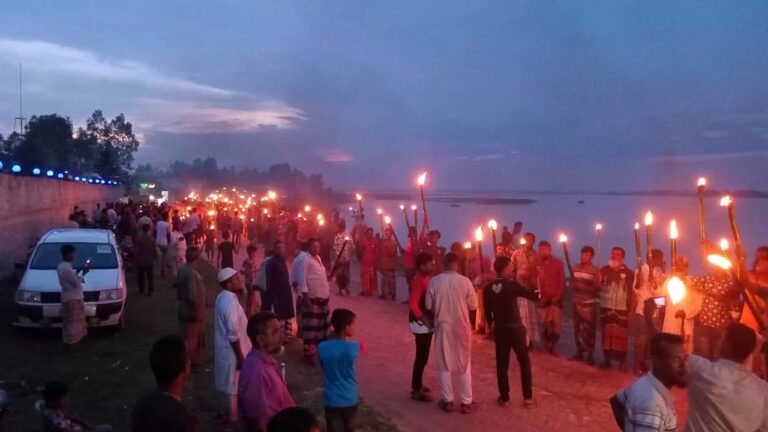 তিস্তা মহাপরিকল্পনা একনেকে অনুমোদনের দাবিতে বৃহত্তর রংপুরে তিস্তাপাড়ে আলোর মিছিল