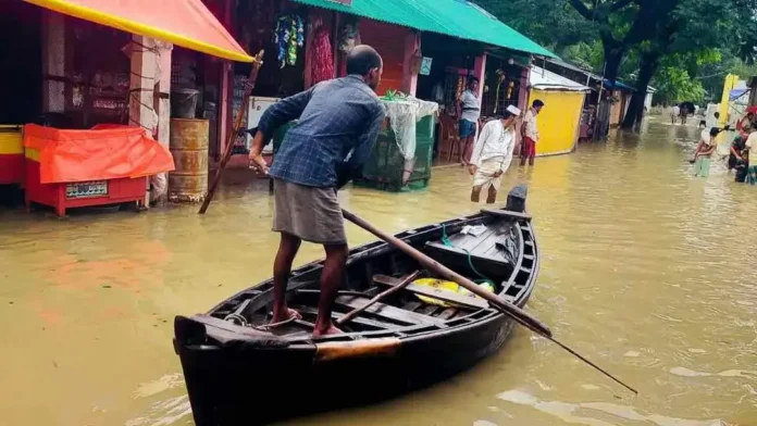 ভারী বৃষ্টিতে কয়েক অঞ্চলে বন্যার শঙ্কা