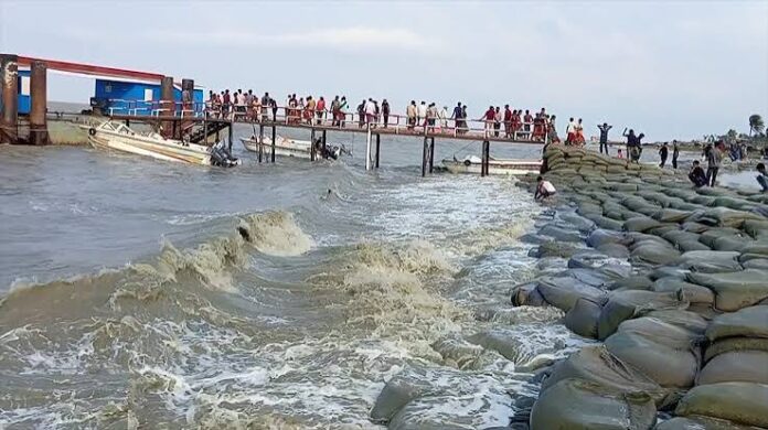 হাতিয়ার সঙ্গে সারা দেশের নৌ চলাচল বন্ধ, ভোগান্তিতে যাত্রীরা