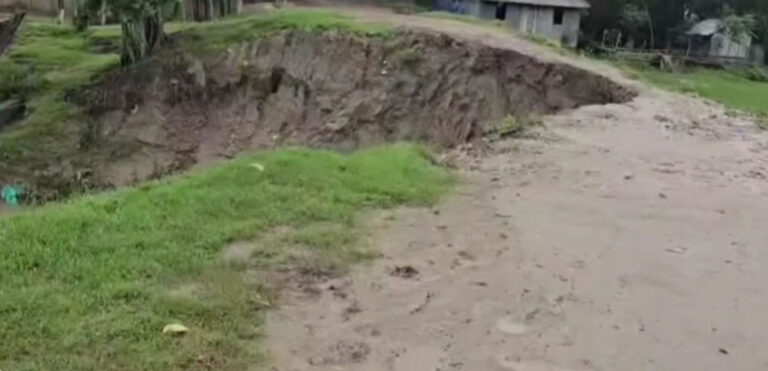 কলাপাড়ায় আন্দারমানিক নদের বেরিবাঁধসহ ধসে পড়ল স্লুইস, পানিবন্দি সাত গ্রামের মানুষ