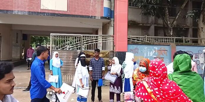 পীরগাছায় শান্তিপূর্ণ পরিবেশে শুরু হলো এইচএসসি পরীক্ষা