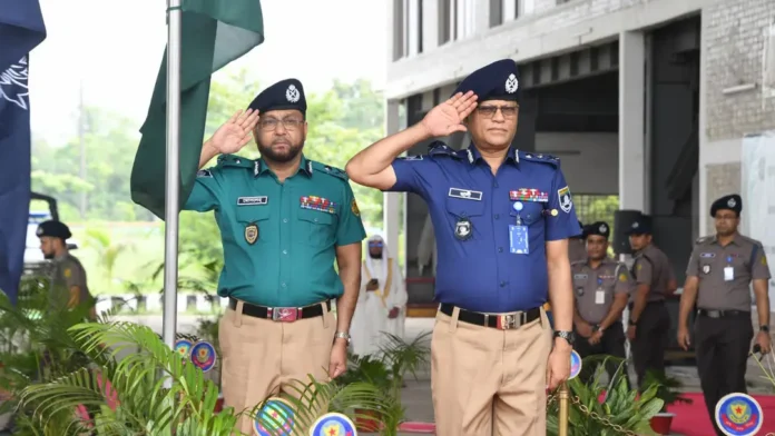 গাঢ় নীল-হালকা জলপাই শার্ট ও খাকি প্যান্টে ফিরলো পুলিশ