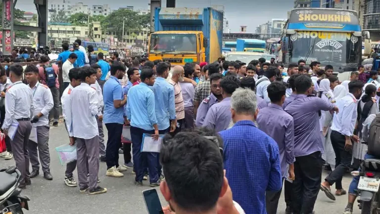 দ্বিতীয় দিনের মতো উত্তরার সড়কে শিক্ষার্থীরা