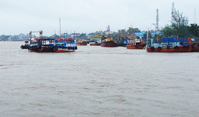 ভীর লঘুচাপের প্রভাবে সুন্দরবন-উপকূলে টানা বৃষ্টি: জনজীবন বিপর্যস্ত, মোংলা বন্দরে ব্যাহত পণ্য খালাস