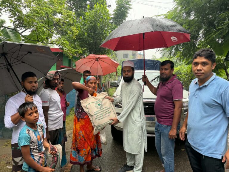 মিডিয়ায় সংবাদ প্রকাশের পর ঘটনাস্থলে গিয়ে ক্ষগ্রস্তদের পাশে থাকার আশ্বাস জিও ব্যাগ ফেলে ভাঙনরোধে নির্দেশ