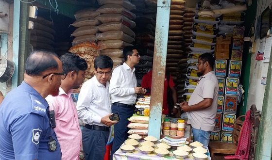 মোরেলগঞ্জে পাটের বস্তা ব্যবহার না করায় দুই ব্যবসায়ীকে জরিমানা (1)
