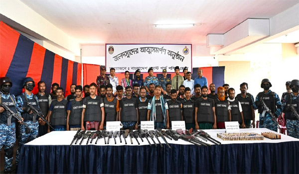 সুন্দরবনে দস্যুবিরোধী অভিযানের মুখে ছোট জাহাঙ্গীর বাহিনীর প্রধানসহ ২৭ দস্যুর আত্মসমর্পণ