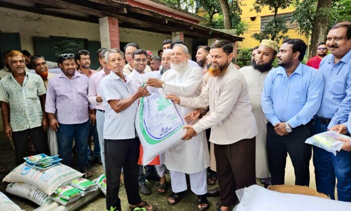 ঈশ্বরদীতে ২৭০০ কৃষক পেলেন বিনামূল্যে সার-বীজ