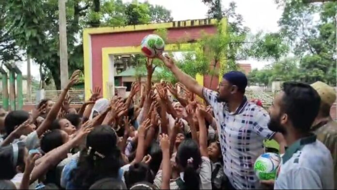 খেলাধুলার মাধ্যমে মাদক ও সন্ত্রাস প্রতিরোধে গৌরীপুরে শিক্ষার্থীদের মাঝে ফুটবল বিতরণ