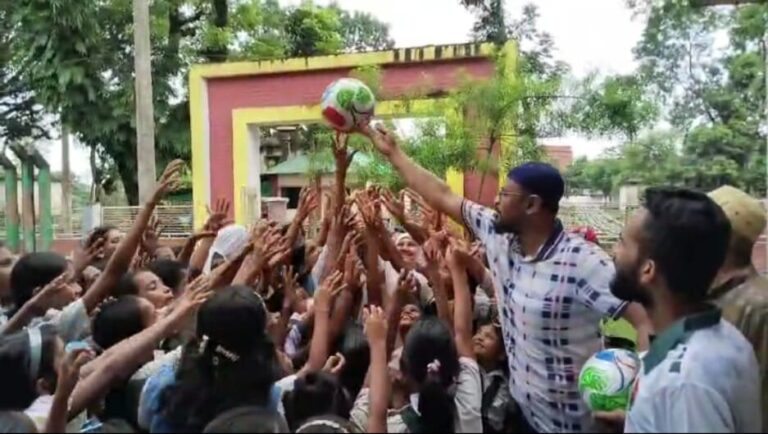 খেলাধুলার মাধ্যমে মাদক ও সন্ত্রাস প্রতিরোধে গৌরীপুরে শিক্ষার্থীদের মাঝে ফুটবল বিতরণ