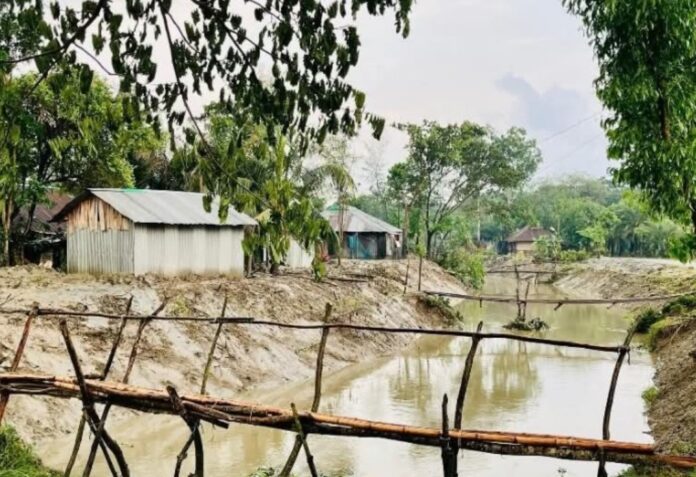 গৌরীপুরে খাল খননের অব্যয়িত টাকা কোষাগারে জমা দিচ্ছেন ইউএনও