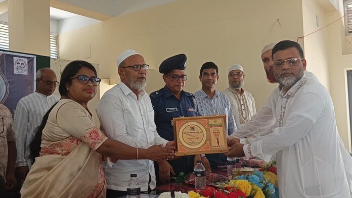 সাপাহারে প্রাথমিক বিদ্যালয়ের শিক্ষকদের সঙ্গে এমপির মতবিনিময়