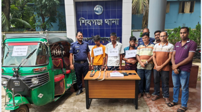 চাঁপাইনবাবগঞ্জে ডাকাতির প্রস্তুতিকালে ৩ ডাকাত গ্রেফতার, সিএনজি ও দেশীয় অস্ত্র উদ্ধার
