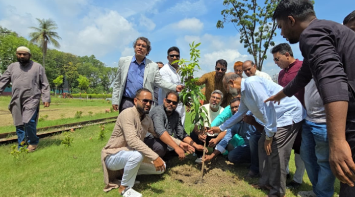 বৃক্ষরোপণ কর্মসূচি উদ্বোধন করলেন, আরডিএ চেয়ারম্যান আবুল কালাম আজাদ সুইট