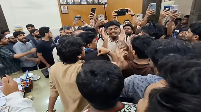ঢাবির শহীদুল্লাহ হলে ‘সমকামী কর্মকাণ্ডের’ অভিযোগ ঘিরে ছাত্রদল-শিবির সংঘর্ষ