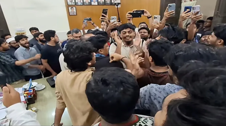 ঢাবির শহীদুল্লাহ হলে ‘সমকামী কর্মকাণ্ডের’ অভিযোগ ঘিরে ছাত্রদল-শিবির সংঘর্ষ