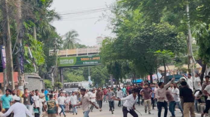 জবিতে রক্তক্ষয়ী সংঘর্ষ: রণক্ষেত্রে রূপ নিল ঢাকা ন্যাশনাল হাসপাতাল, সাংবাদিক ও ভিপিসহ আহত অন্তত ৭০