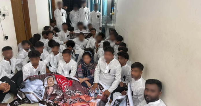 বসুন্ধরায় নিষিদ্ধ আওয়ামী লীগের গোপন বৈঠক: প্ল্যাকার্ডসহ গ্রেপ্তার ৫৩