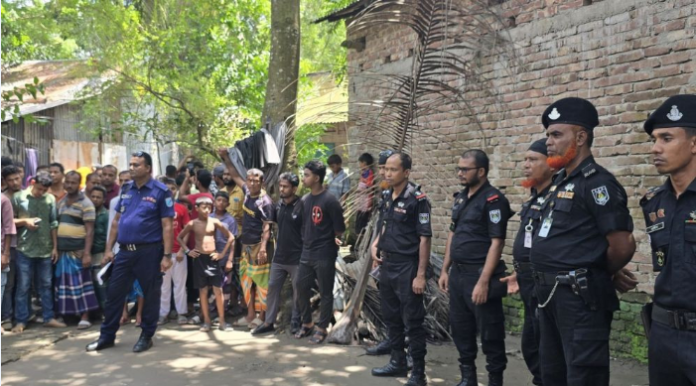 মাদারীপুরে মহিলা মাদরাসায় ককটেল বিস্ফোরণে আহত ৫ ছাত্রী, ১ জন ঢাকায় স্থানান্তরিত