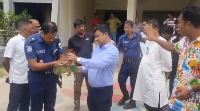 চাঁপাইনবাবগঞ্জে পাখি শিকারীকে জরিমানা, উদ্ধারকৃত টিয়াপাখি অবমুক্ত