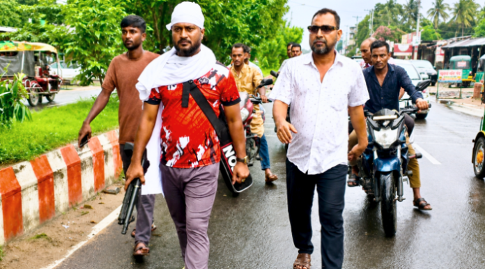 মাথায় কাফনের কাপড়, হাতে অস্ত্র নিয়ে ঈশ্বরদীতে সাবেক ছাত্রদল নেতার মহড়া