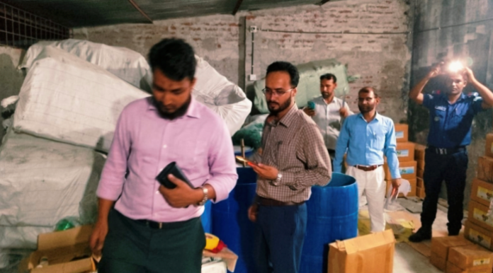 চাঁপাইনবাবগঞ্জে নকল কীটনাশক তৈরির সময় ব্যবসায়ী গ্রেফতার, কারাদণ্ড ও জরিমানা